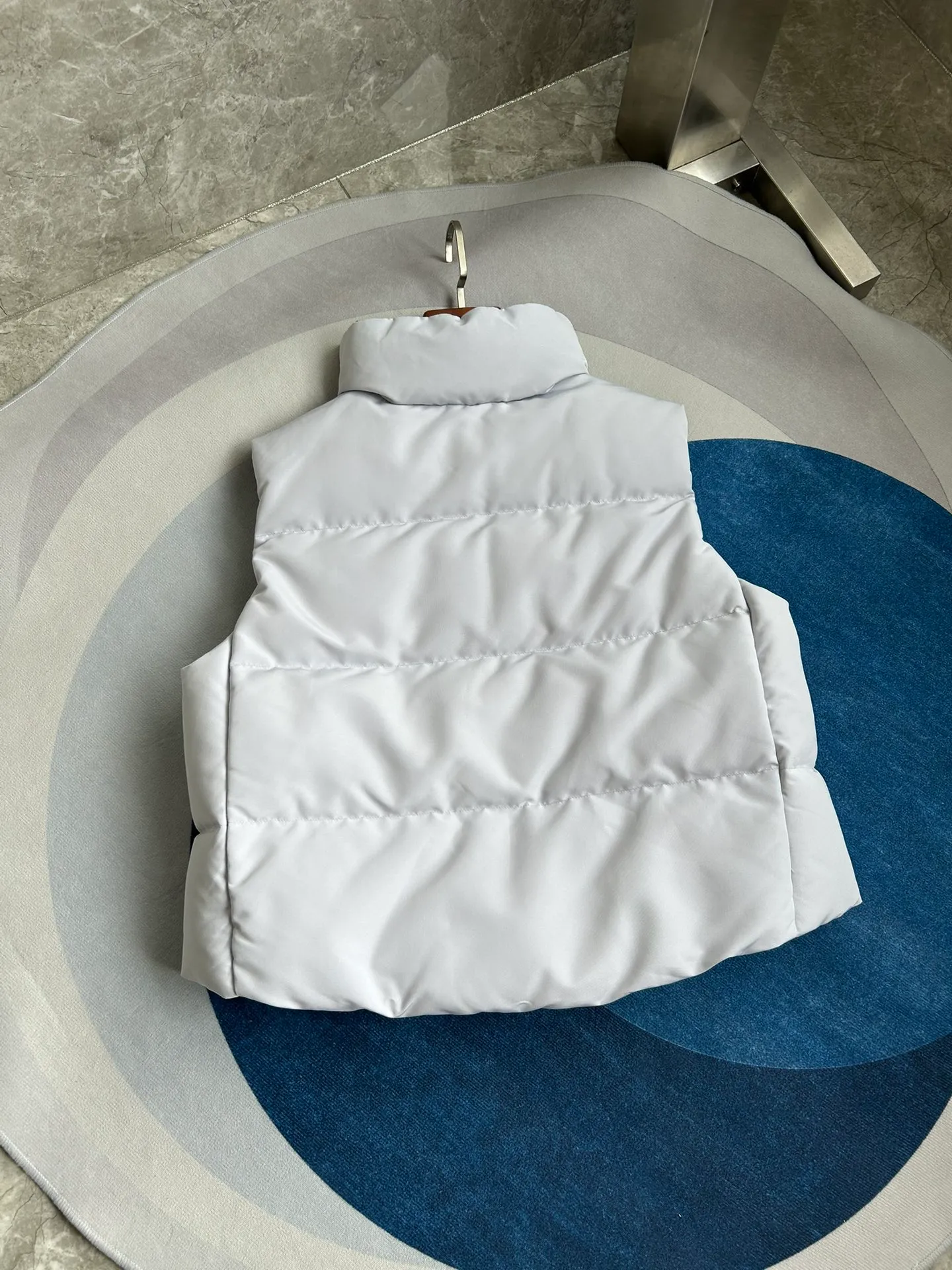 P600 2267WB Grandview black label women's short vest. Constructed from Arctic Tech recycled fabric®, it features a cinchable hem for sleek styling and storage. Color: Polaris White. Size: XS S M L XL.